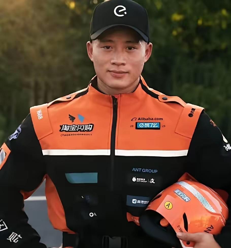 “饿了么”改工作服了，而且名称也改了，改成“淘宝闪购”了！以前“饿了么”只局限