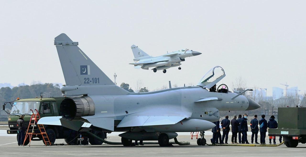 按照俄罗斯最新泄密合同，伊朗空军就向俄罗斯采购了16架苏-35战斗机，还是在20