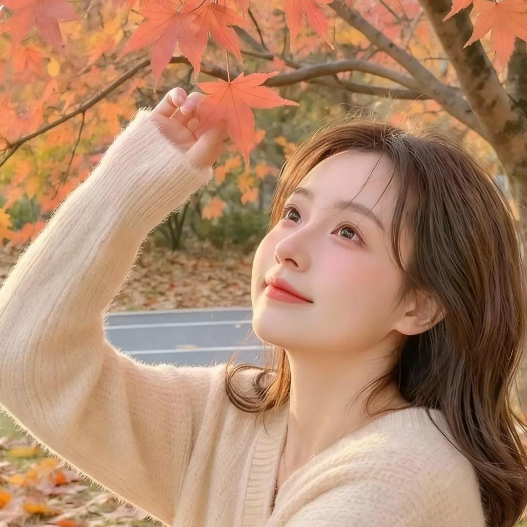 秋日暖阳下，少女轻抚枫叶，温柔笑颜如花。秋日枫叶林秋日少女照枫叶拍照秋日美