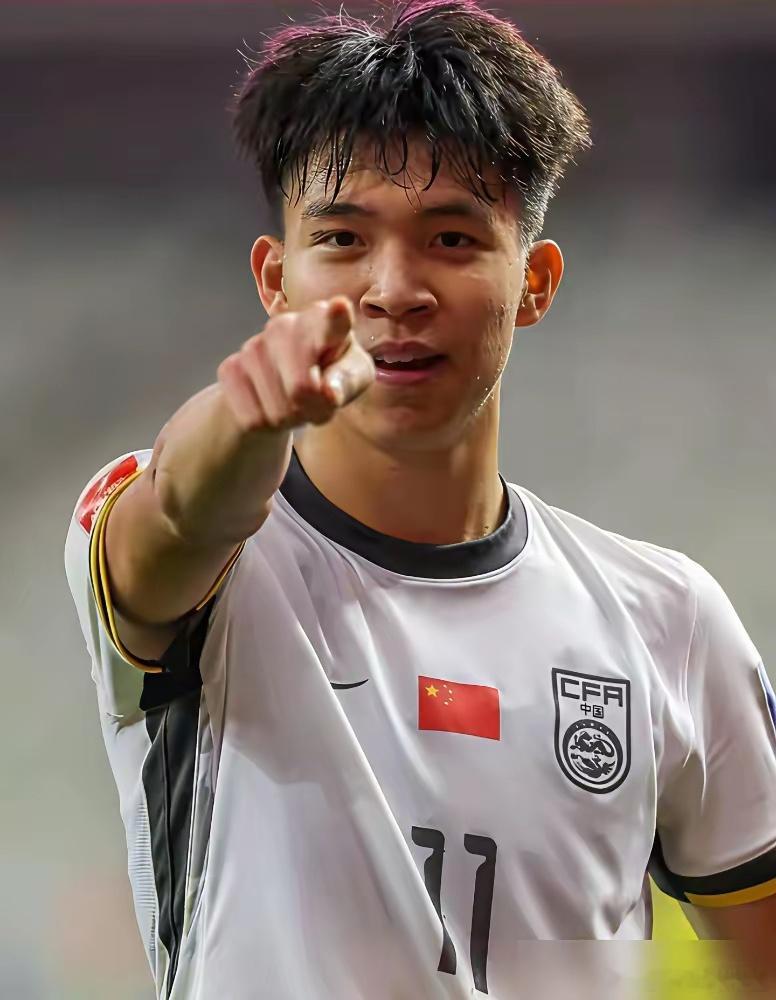 王钰栋选留中超，一点都不意外。中超给的是税后300万顶薪，本土球员天花板。德