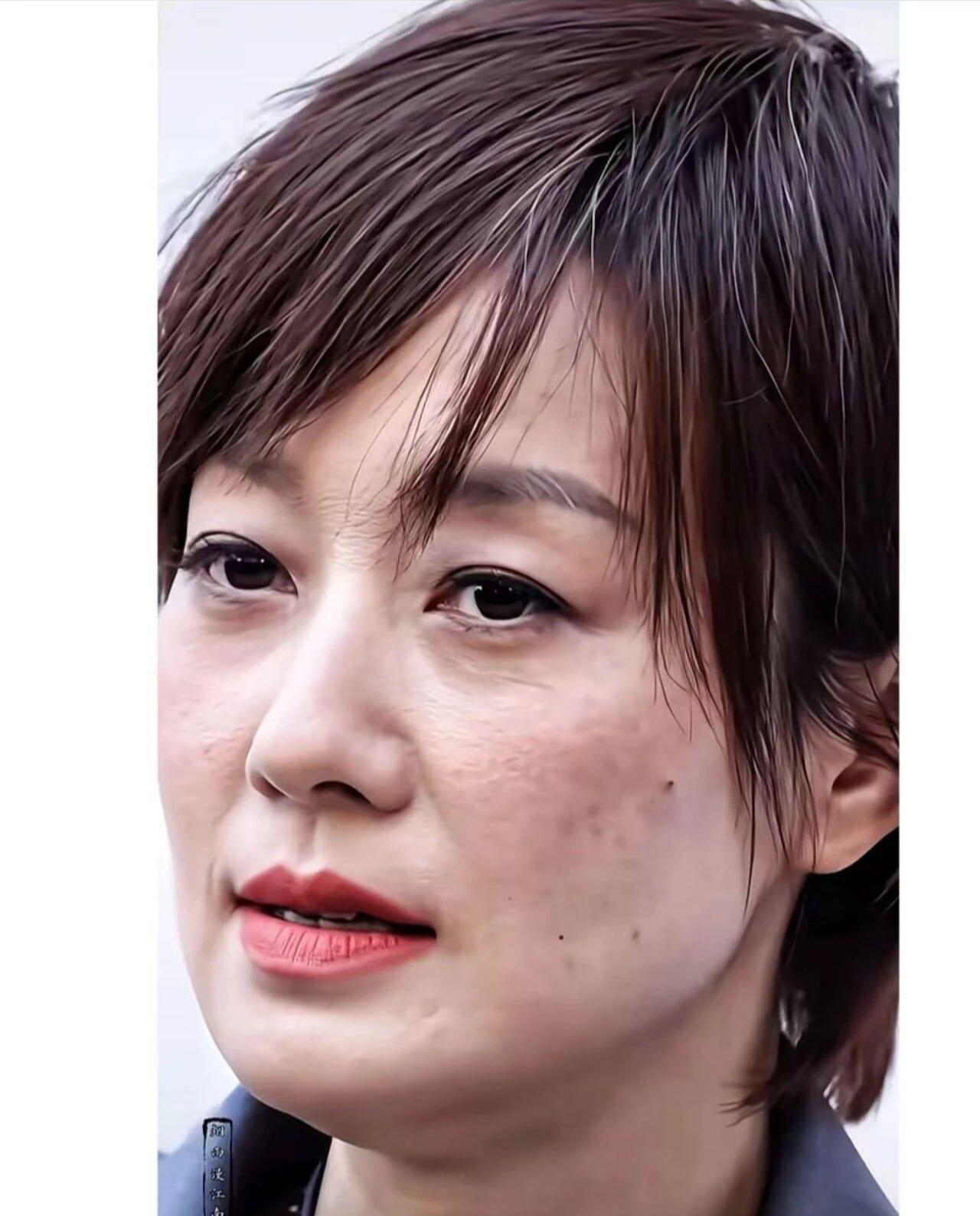 马伊琍生图刷屏：撕开娱乐圈的容貌焦虑刷到马伊琍最新活动生图，说实话，挺感慨的。