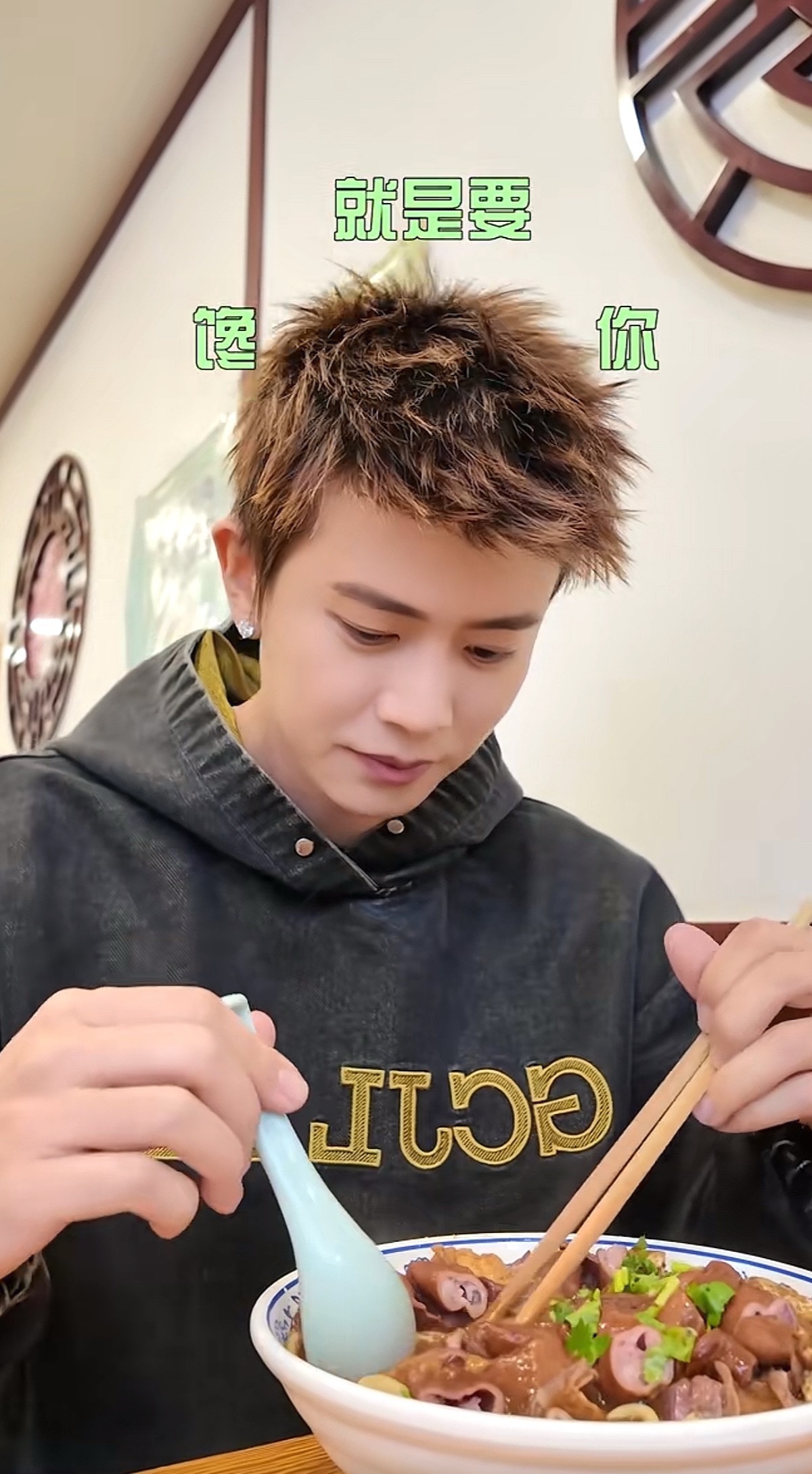 任嘉伦任嘉伦一大早就看到嘉伦哥吃卤煮面，这谁受得了给我看饿了！下次能不能一起吃