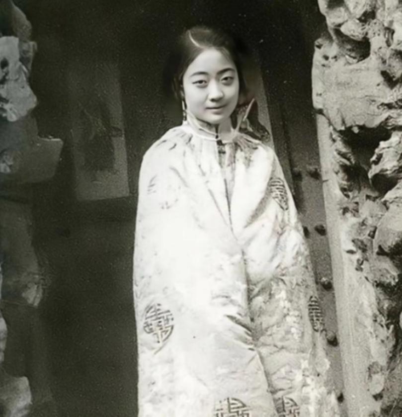 她最后的样子，大小便失禁，躺在自己的污秽里，浑身溃烂，40岁的女人，瘦得像一具骷