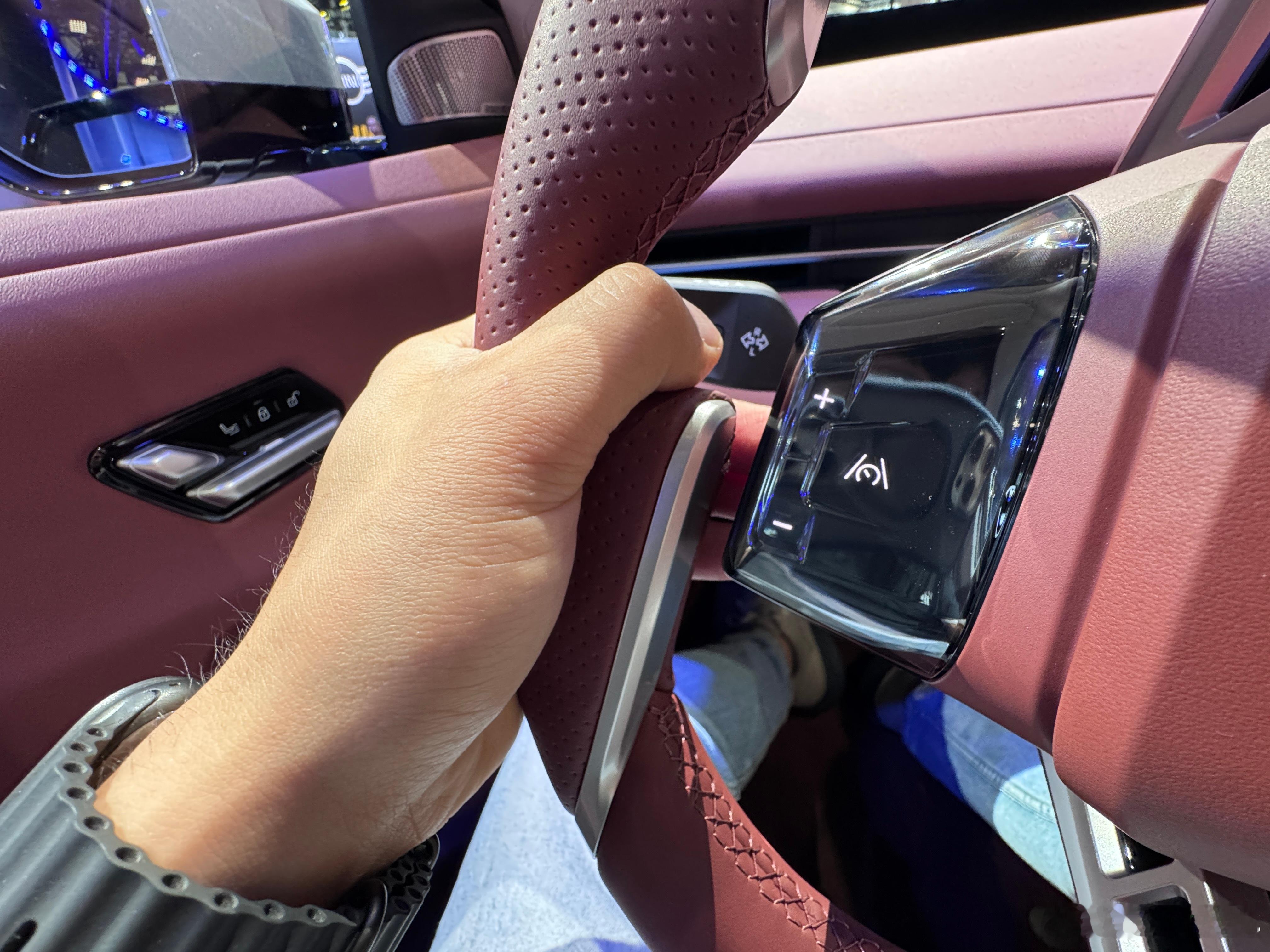 终于摸到这款看起来很怪异的方向盘了，竟然手感极佳，非常称手✋