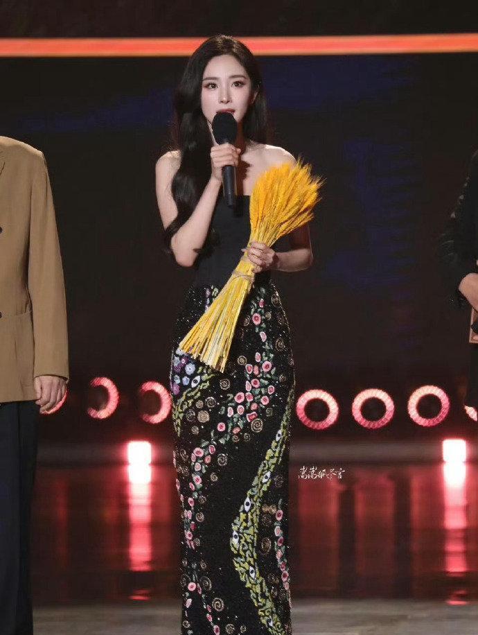 杨幂穿了一身皮和纱，没喊一句带货，品牌官网直接崩了。不是她会穿，是她懂衣服在说