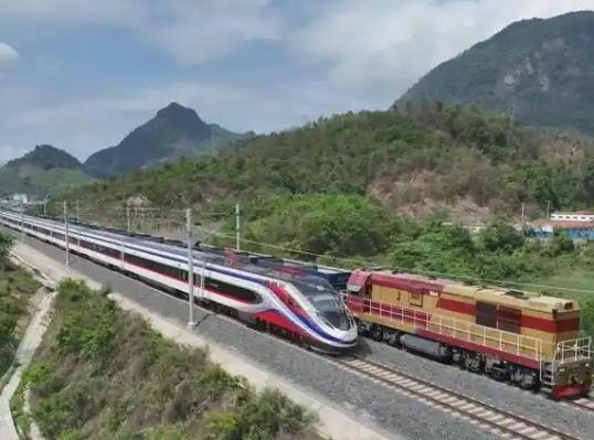 老挝国会有人当场急眼了！北部靠着中老铁路吃香喝辣地价翻倍，南部守着满山榴莲蓝莓却