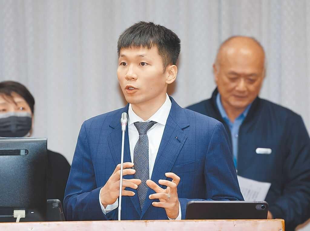 飞毛腿挤不进自家会议室的门。韩国瑜开会，喊奥运冠军李洋进来讨论预算，结果喊了三