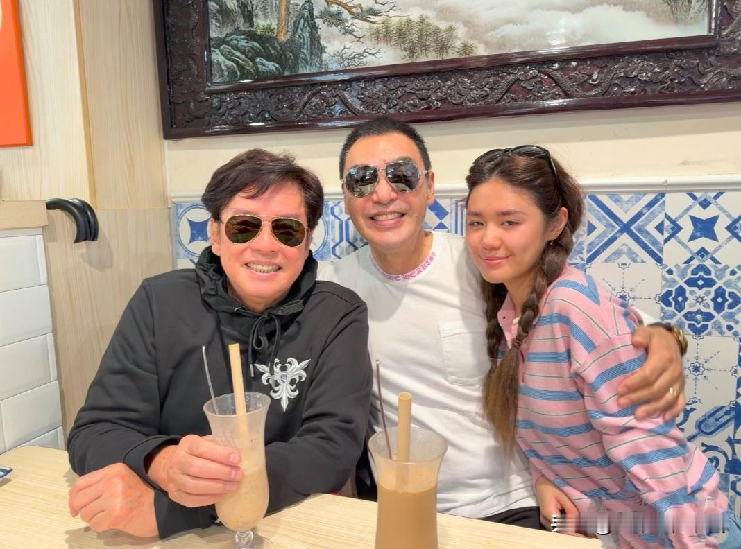 72岁的钟镇涛带爱女钟懿和好友谭咏麟一起在澳门咖啡店喝咖啡。啊B钟镇涛这颜值太高