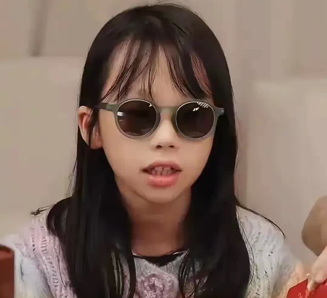 秦昊和伊能静的女儿，没有遗传一点好基因！仔细看还是像没有整容的秦昊多，为