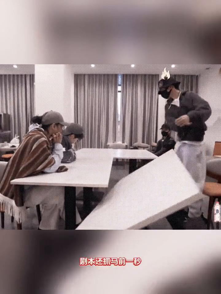 余景天录节目掀桌，这波职场心梗我替他心梗了。网传余景天在微笑一号店录制现场掀桌