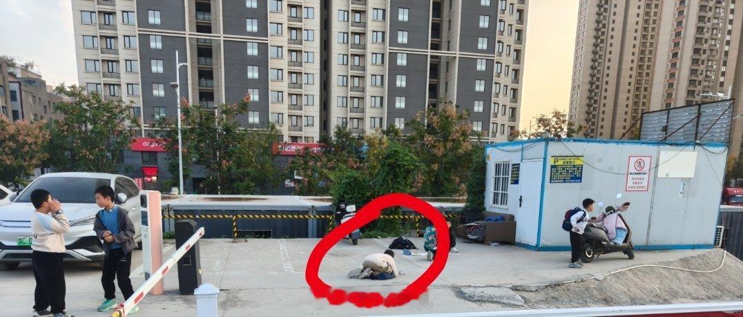 画圈的小孩歌在写作业，果然真正的强者从不会抱怨环境​​​