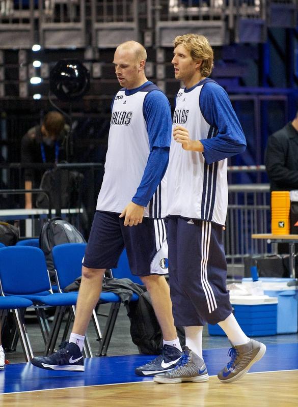 库里这话太有梗了！在NBA杯勇士击败马刺后，诺维茨基问库里面对雷霆惨败咋恢复的，