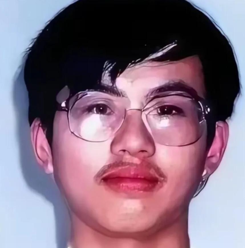 1999年，山东济阳高考状元张来玉被父母改了志愿进入南京大学。不料入学不到一年后