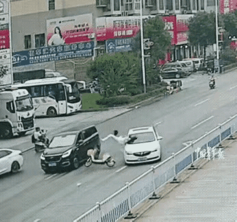 汽车不会有责任吧？那可比窦娥还冤。中国青年报发的一段交通安全警示教育视频，小姐