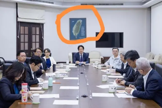 赖十讲在他的办公室与远在美国的关税谈判代表视讯，注意看：赖的上方墙上悬挂不是