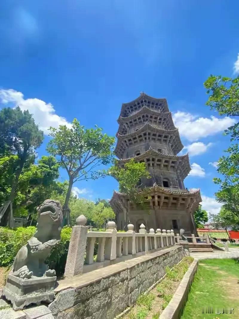 上联:瀑响青山呼远客下联:云生古寺待归人横批:山水清音