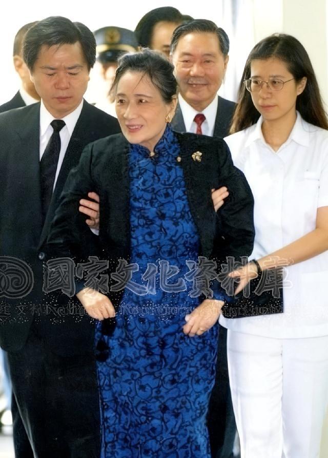 1994年，宋美龄探望住院的外甥女孔令伟，一张罕见的留影，要知道这一年的她已经9