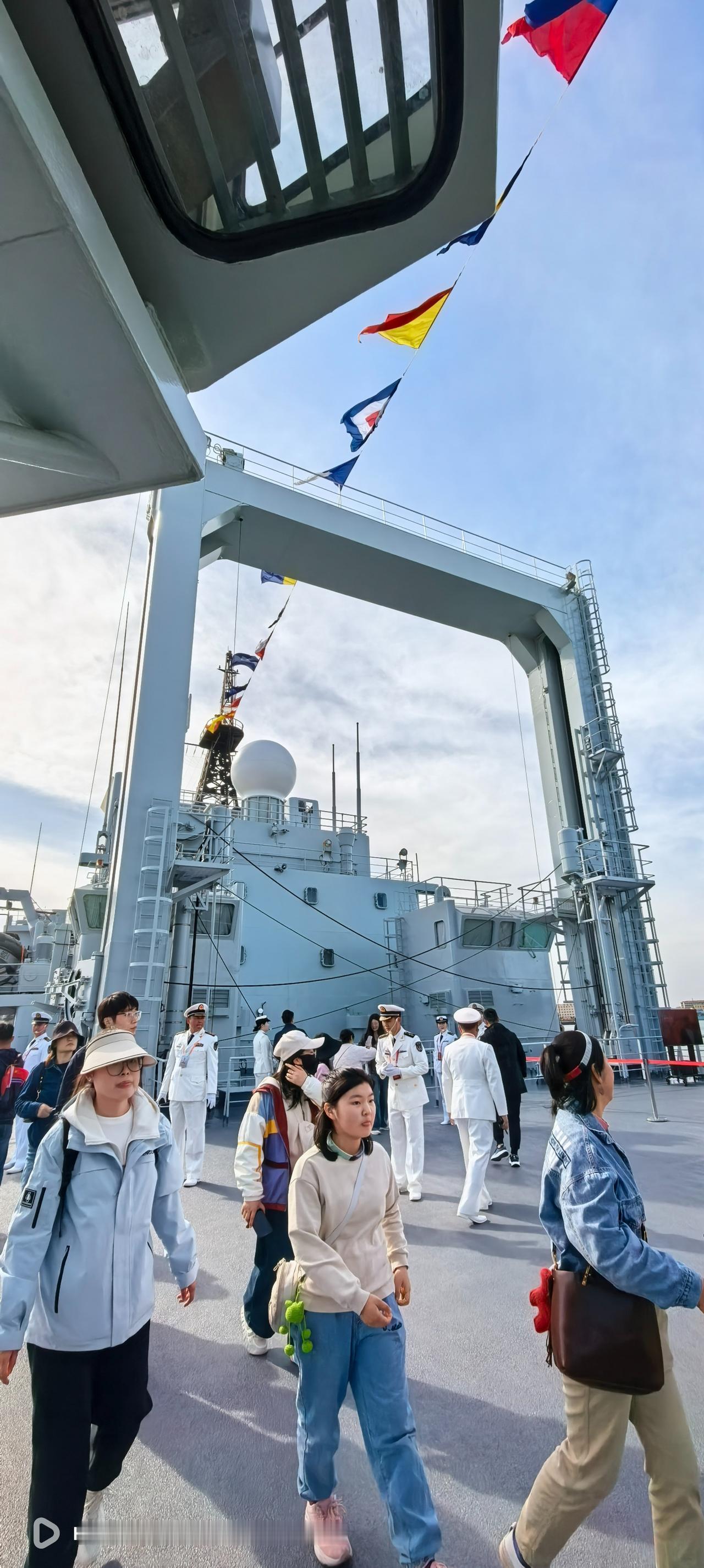 902“东平湖”综合补给舰干货补给门架，位于舰体舯部液货门架后方。结构为高强钢桁