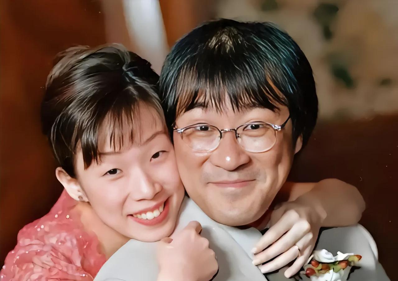 李宗盛当年和朱卫茵结婚后，因合作与林忆莲日久生情。1994年两人走到一起，后来林