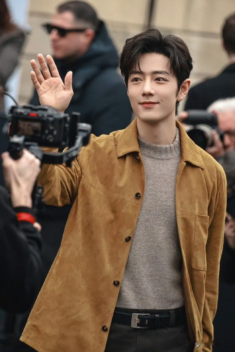 依然从粉丝这边下车，再三给粉丝招手🫳🏻，最好的肖战，最爱他的小飞侠，双向奔赴