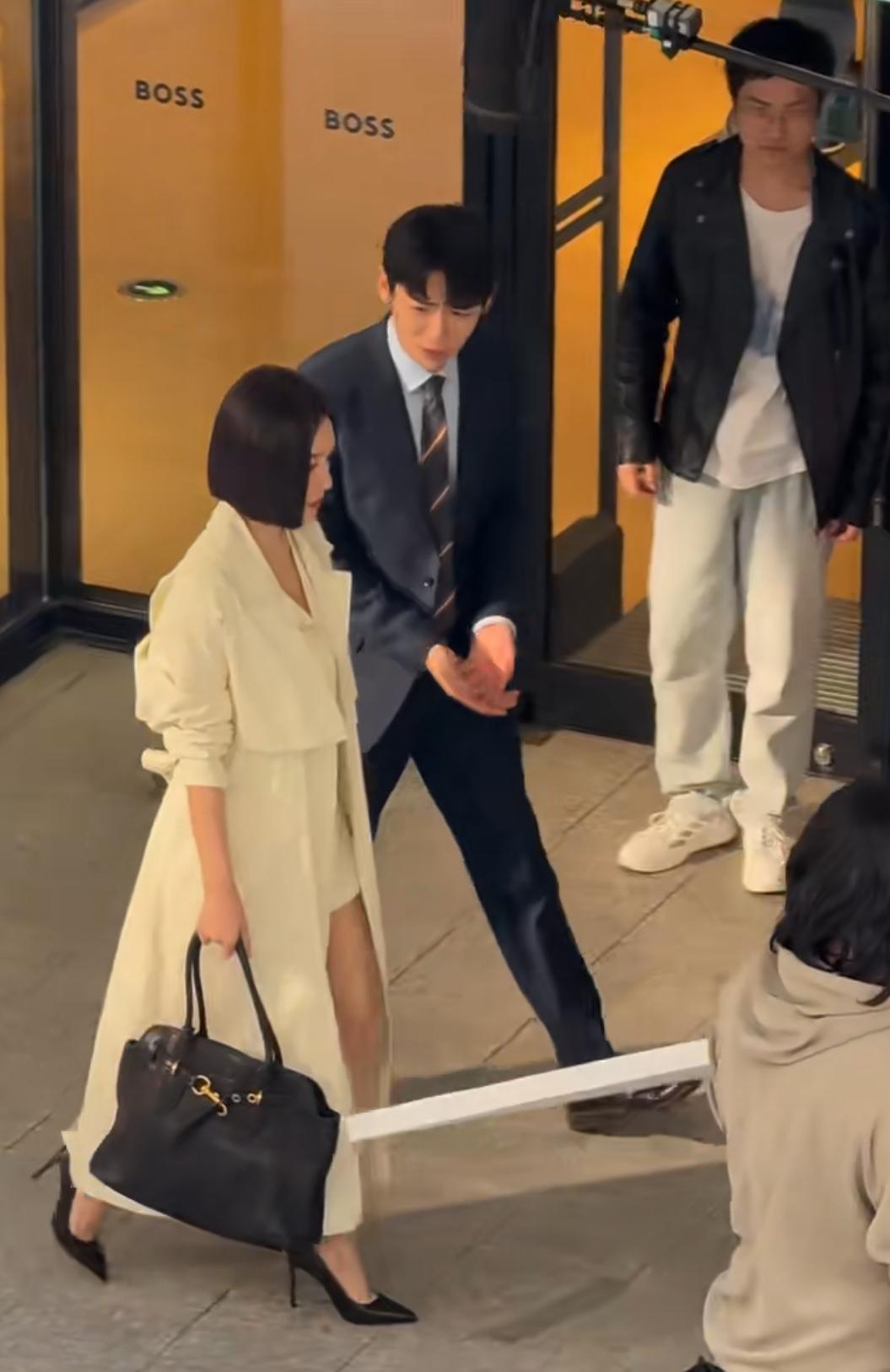 宁波奥莱偶遇秦岚!短发朵拉头+缎面风衣杀疯了谁懂啊!逛宁波奥莱撞见秦岚拍戏