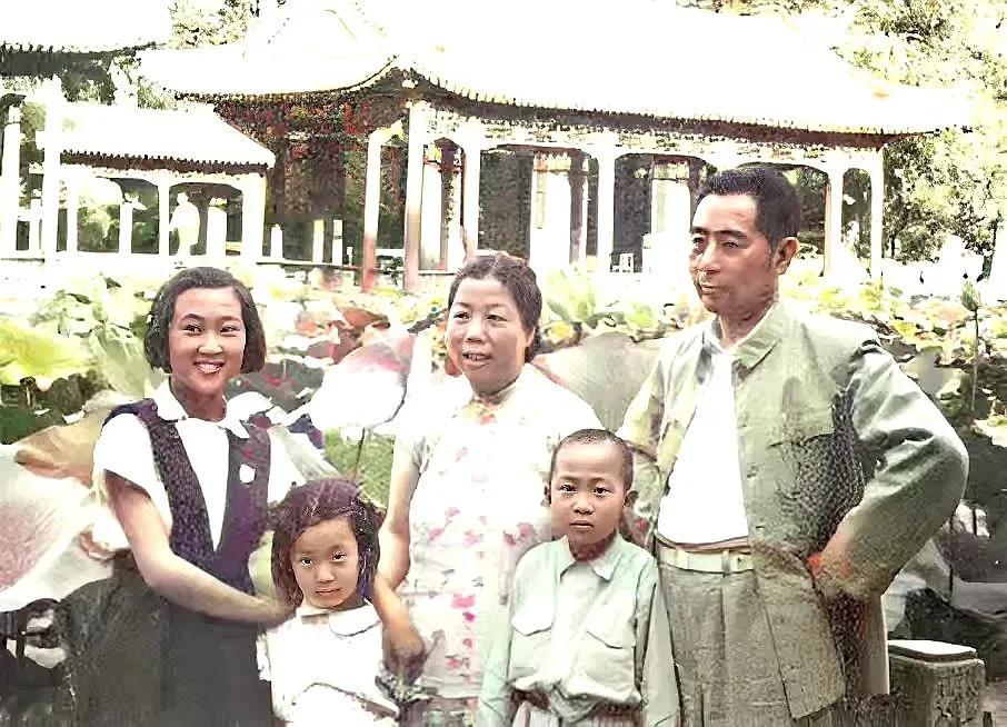 这是周总理和妻子邓颖超，以及三个孩子的真实样貌，都看看吧，颐和园的夏天，景色宜人