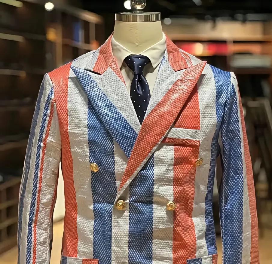 大设计师设计的衣服，从不骗穷人。就这件像是用防雨布制作成的衣服，最低价都要数万