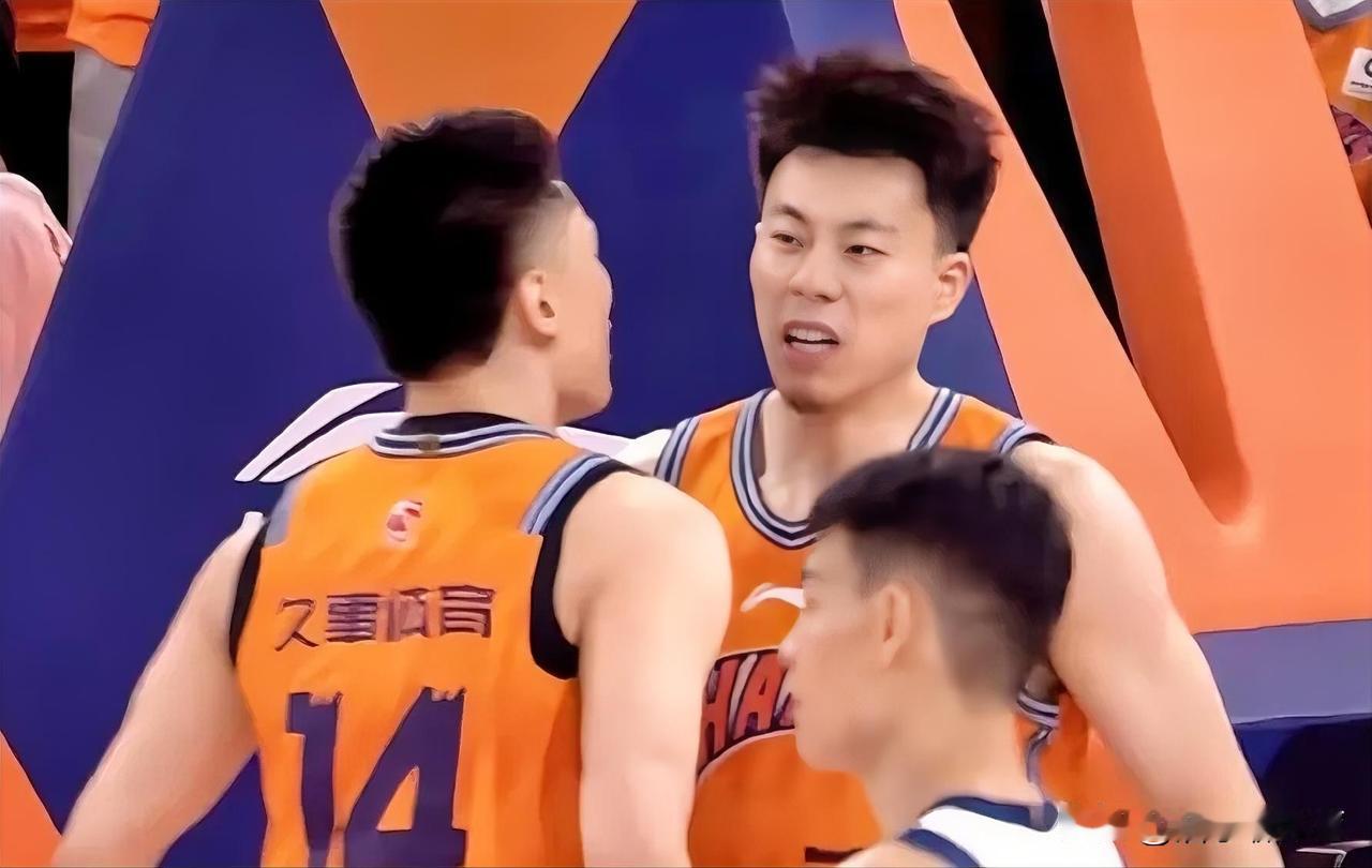 发现了吗？上海队的野心真大啊，张镇麟，李弘权都顶薪，还要全力引进赵继伟。上海队