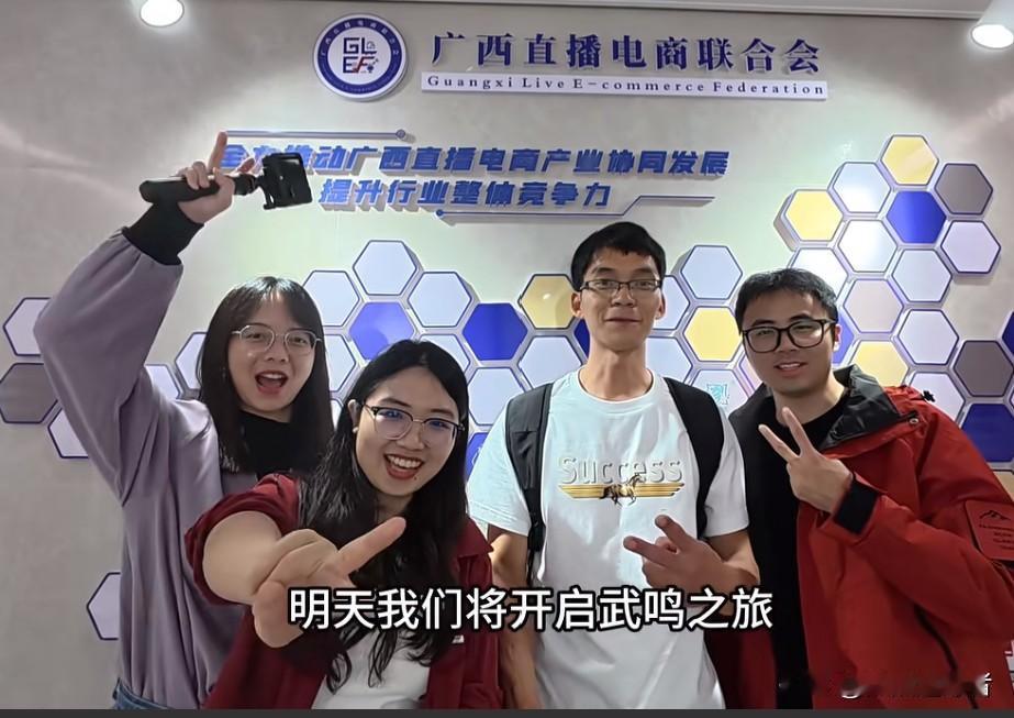 今晚，唐尚珺更新了一则视频。视频中，唐尚珺说，他们的团队已抵达广西南宁，明日将开