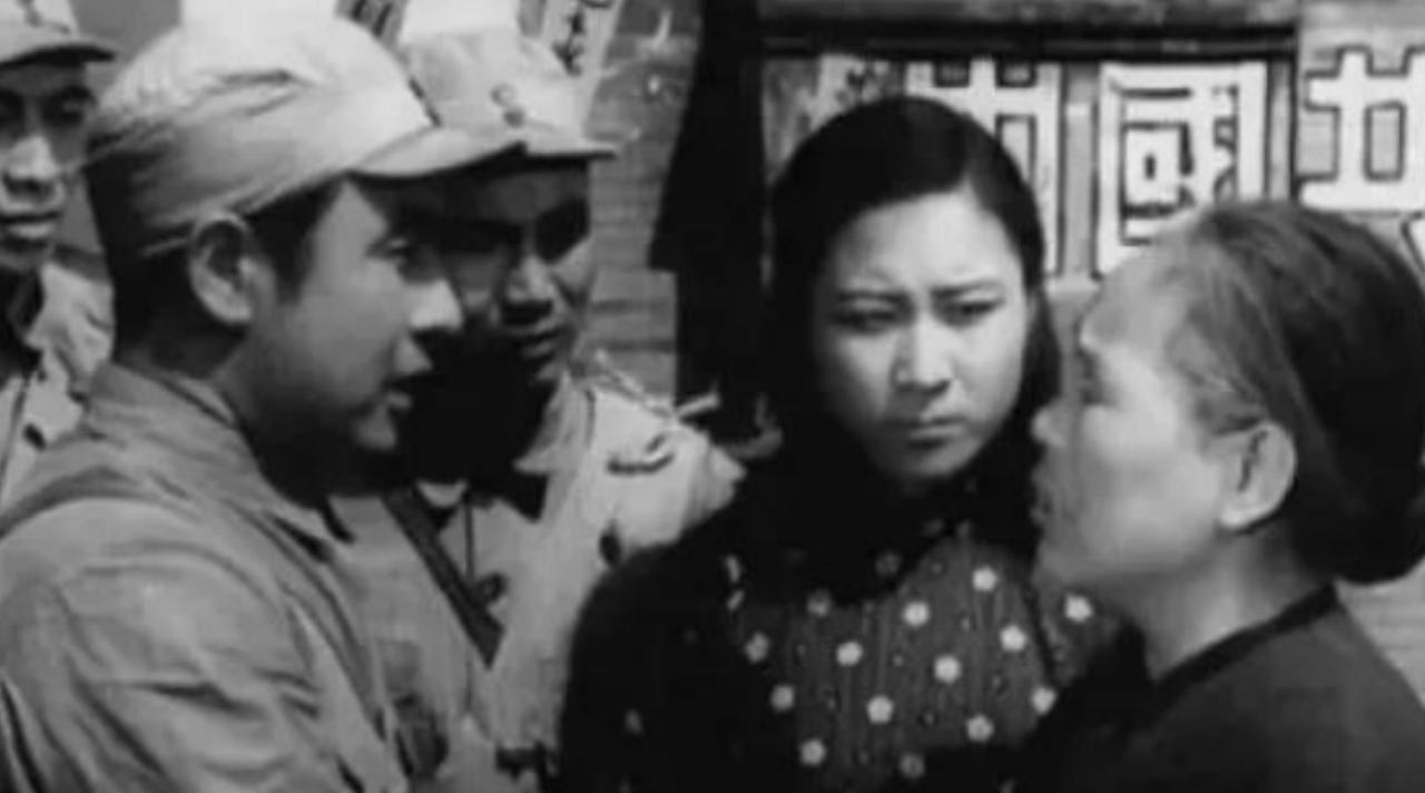 1943年，地下党王其华遭到几个伪军尾随，情急之下躲进了一户农家，正在屋檐下纳鞋