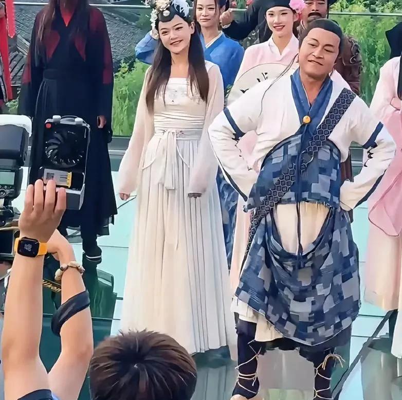 我怀疑，马景涛已经不适合混娱乐圈了。不是他老了不如原来帅了，而是娱乐圈似乎
