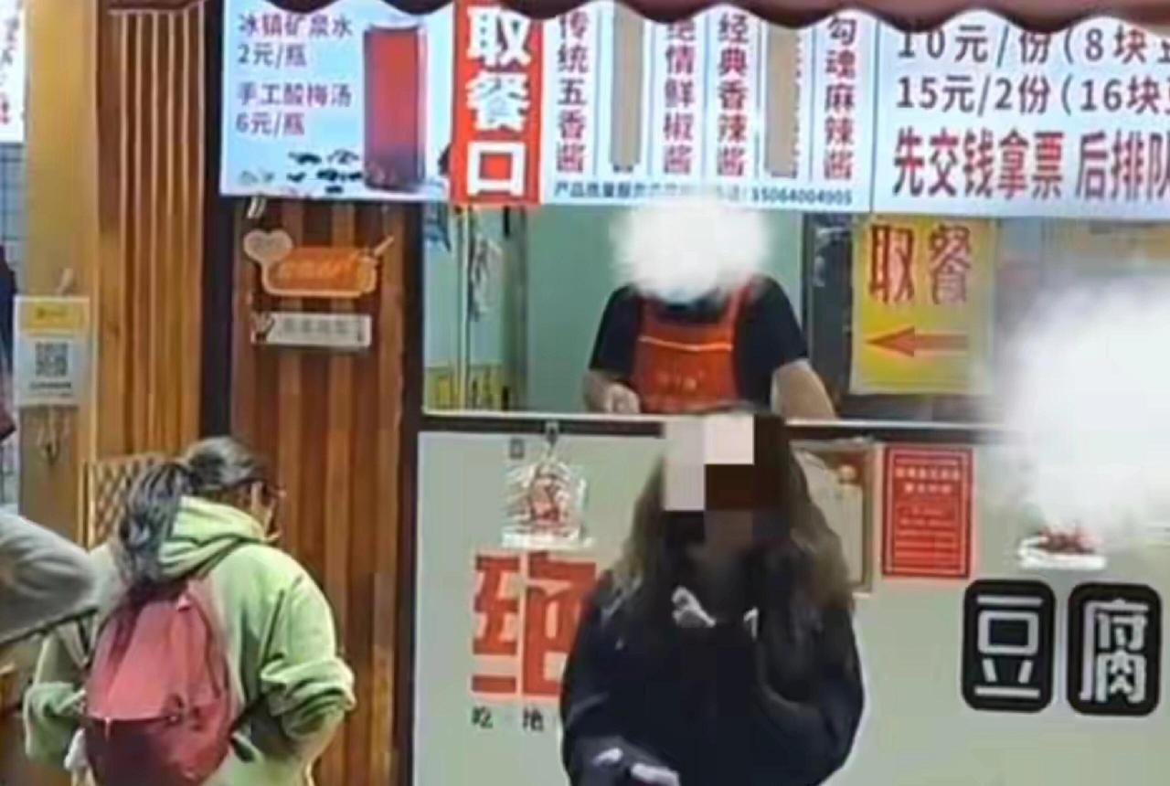 这店是真火了，但火得让人恶心。济南宽厚里那个“绝情臭豆腐”，名儿起得挺准，老板的