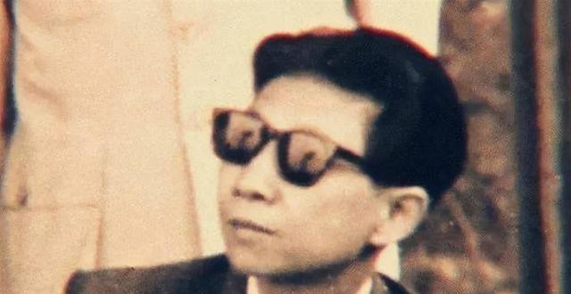 1994年，孔令伟去世，其姐孔令仪为她脱去男装，换上旗袍，画上淡妆，随后低头啜泣