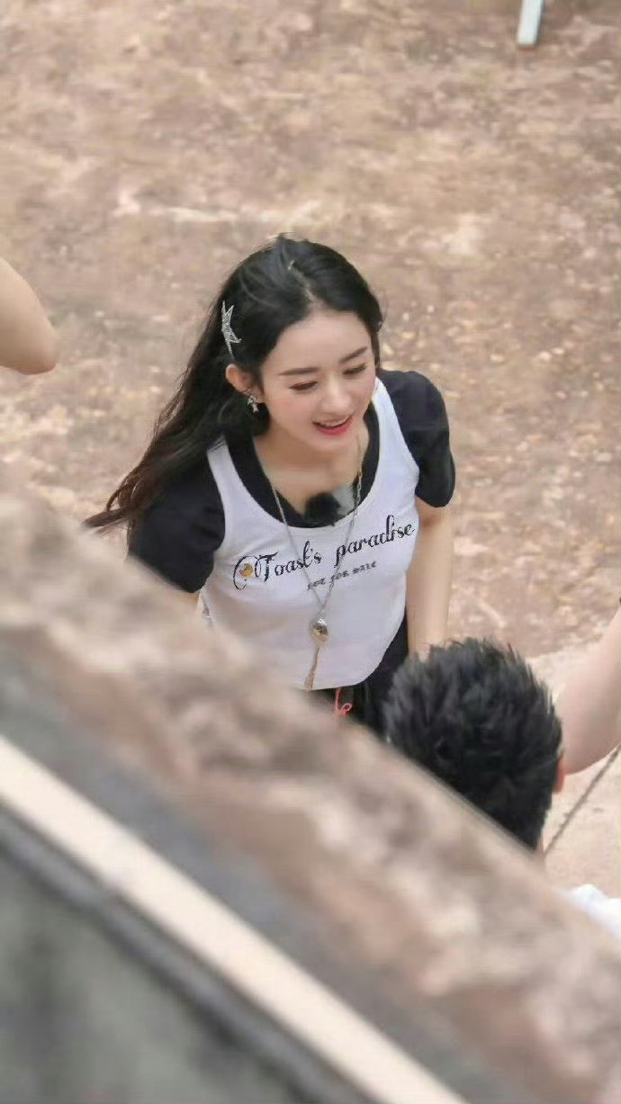 路人视角的赵丽颖，漂亮的像女大学生，完全是清纯甜美的代名词！