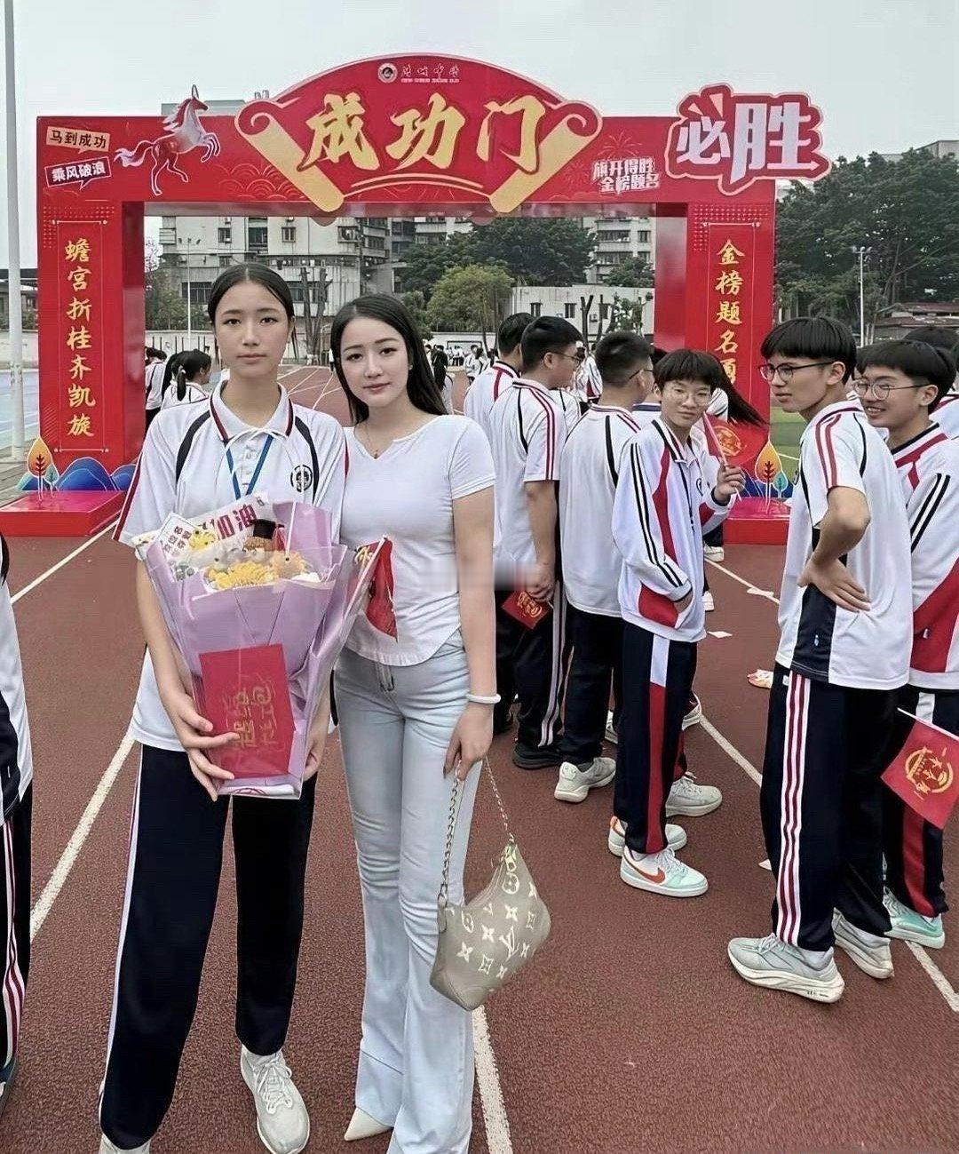 15岁的女儿37岁的妈年纪正好终于要高考啦