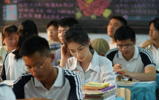 只给演员化妆，旁边的群演都是不化妆​​​有点离谱​​​