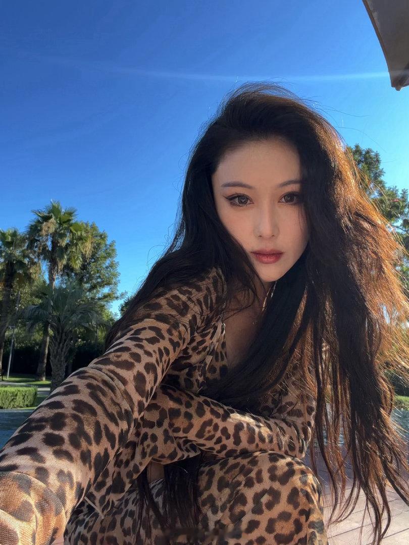 张馨予晒新照，有点天生坏女人那味道了​
