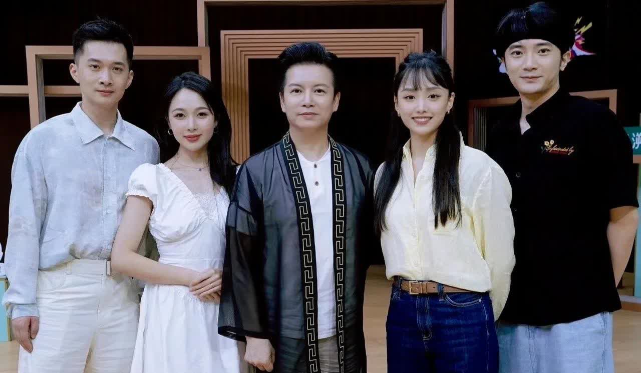 和越剧表演艺术家赵志刚合影的4位青年越剧演员，男帅女美，颜值均在线。从形象上来说