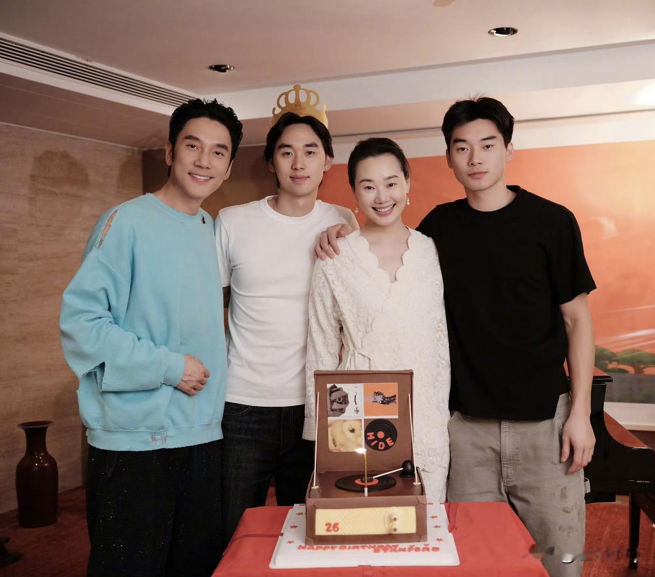 林依轮一家四口同框，一大家子都好挺拔啊，不过最帅的还属林依轮。