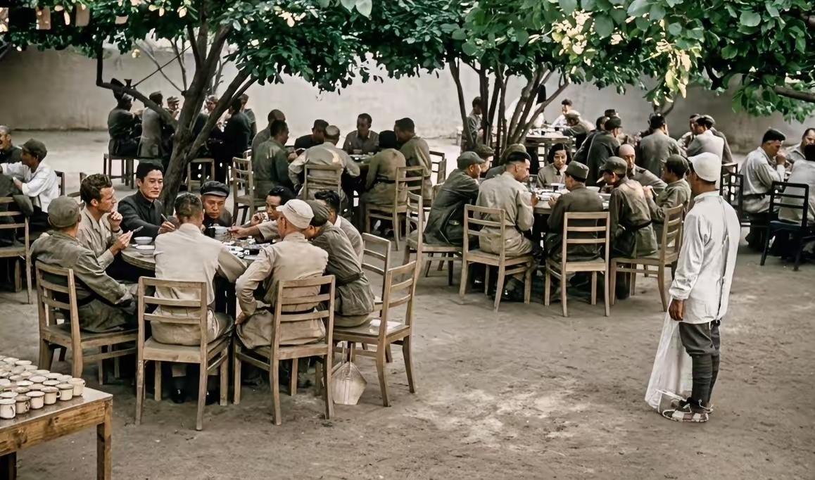 我们的毛爷爷在这张照片里，你能找到他吗？（这张照片拍摄于1944年的延安，记