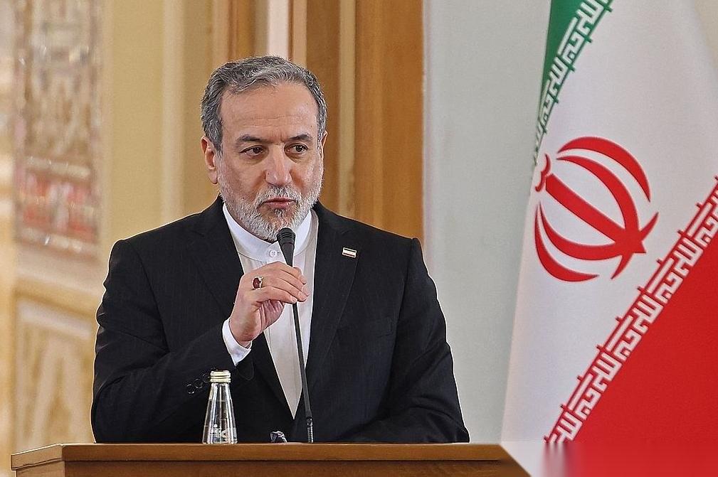 所有人都盯着伊朗能不能修好油厂，没人注意到真正的胜负手早就换了地方，阿联酋、科威