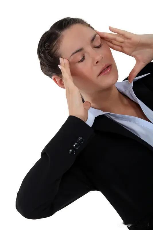 脑袋疼与头晕确实存在联系，多种情况会使二者同时出现。睡眠不足可引发此症状，长时