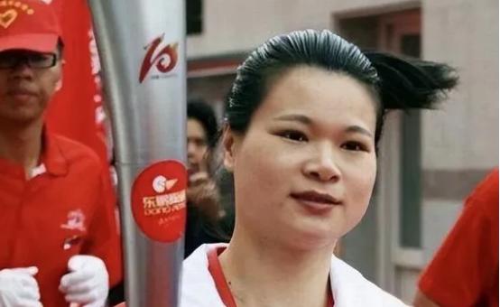 她是中国培养的奥运冠军，退役后却339万卖掉所有金牌，随后一转身，她带着家人