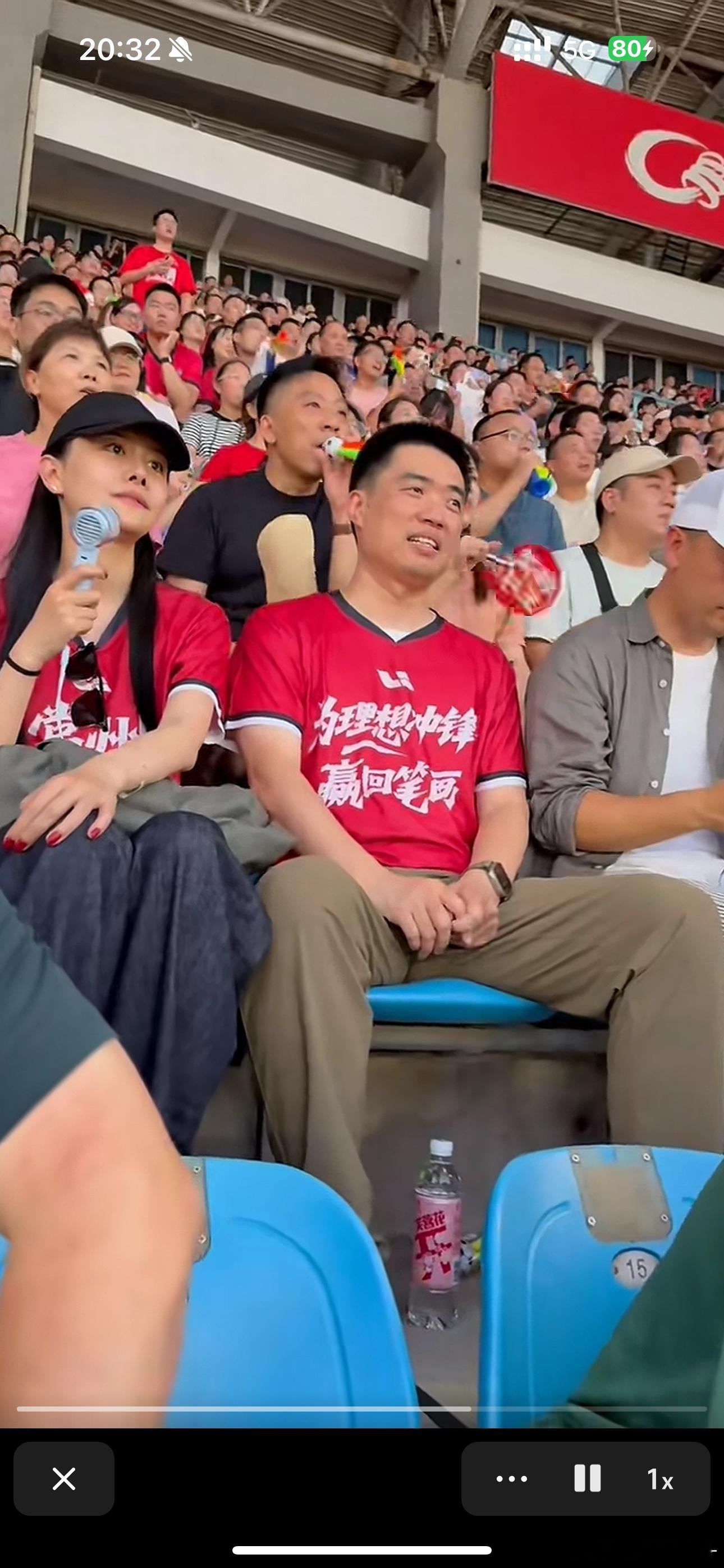 李想老婆身材网友在苏超现场偶遇李想和想哥媳妇。想哥媳妇身材保持真好，完全不像是几