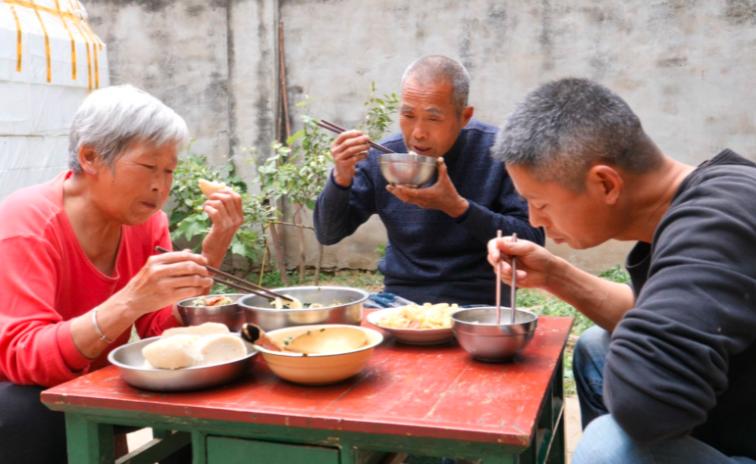 你有没有发现，现在农村这样的家庭过日子挺难的：就是夫妻两个都是60岁以上，拿出
