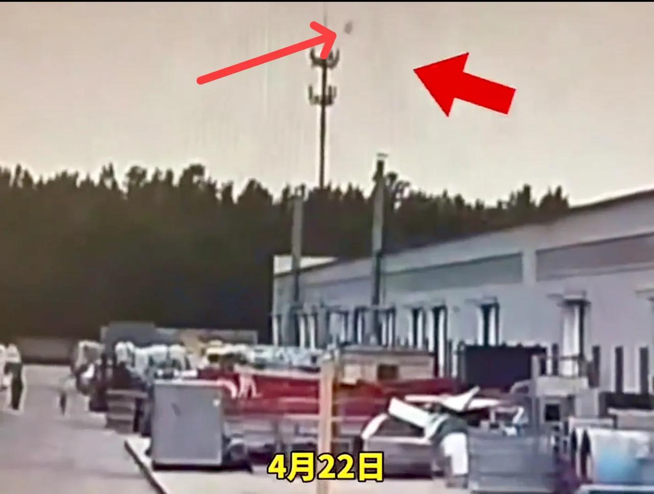 4月22日，河北枣强晴朗的天气里，竟然天降巨冰，砸到一个工厂中，摄像头清晰的拍到