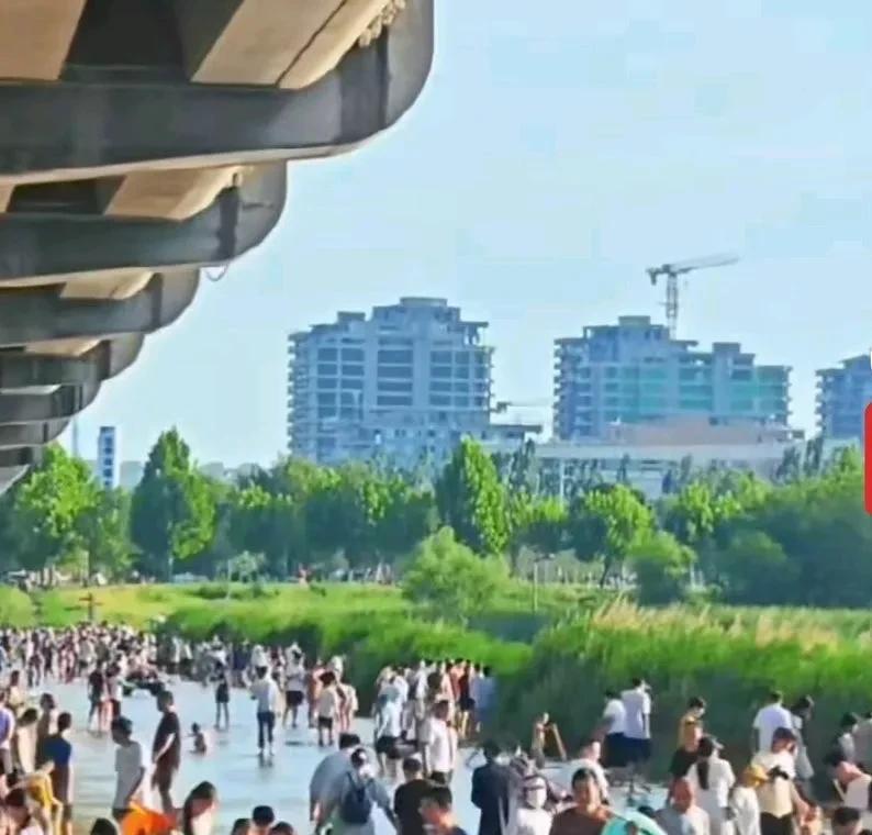 石家庄没有海，夏日玩水还真愁人。不过滹沱河子龙大桥下倒是热闹非凡，这里成了免费水