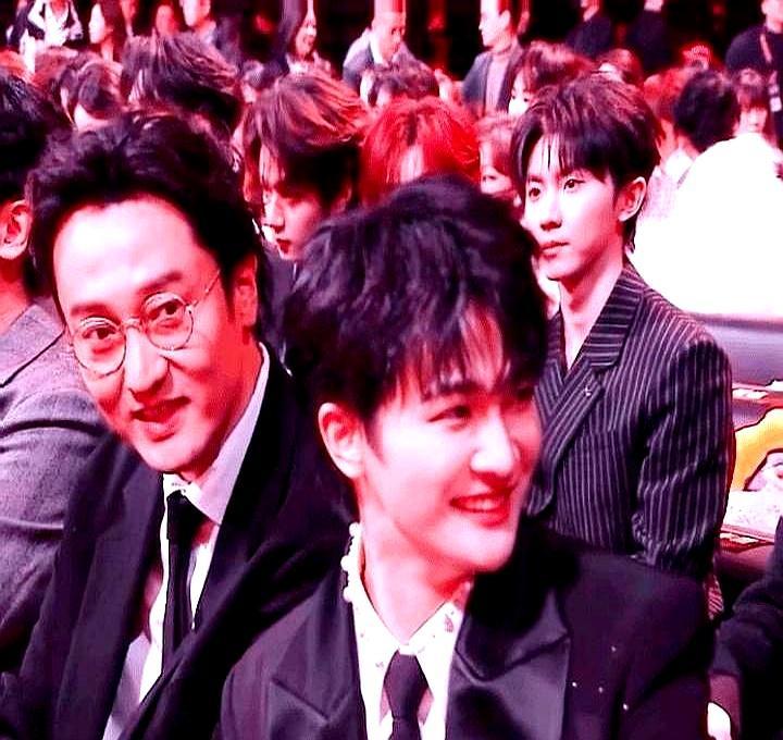 张艺谋把周深当成人形乐器。他一个字一个字地磨，连呼吸和叹息都要精确到帧。在