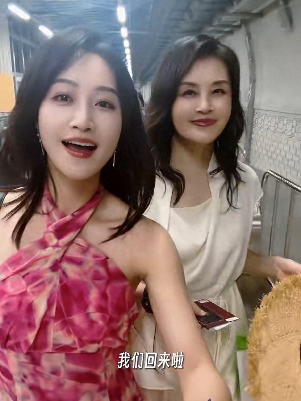 35岁蓝盈莹带60岁母亲乘豪华邮轮！母亲颜值逆天似姐妹，二婚嫁亿万富豪的她
