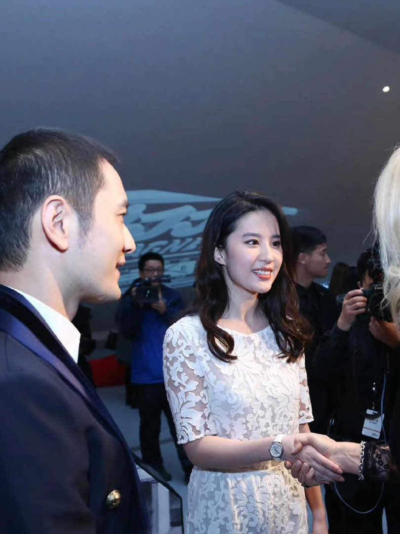 这套衣服官方出图还感觉有点不太好看，没想到生图这么牛！